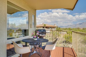 Outdoor dining - Near Trails: Luxe Mountain-View Retreat in Tucson! (Tucson)
