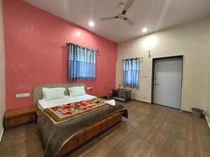Deluxe Room | Iron/ironing board, free WiFi