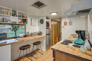 Réfrigérateur, micro-ondes, plaque de cuisson, cafetière/bouilloire