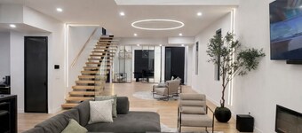 Grand, Spacious Villa in the Heart of Downtown High River