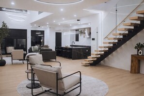 Interior - Grand, Spacious Villa in the Heart of Downtown High River (High River)