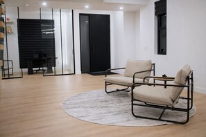 Interior - Grand, Spacious Villa in the Heart of Downtown High River (High River)