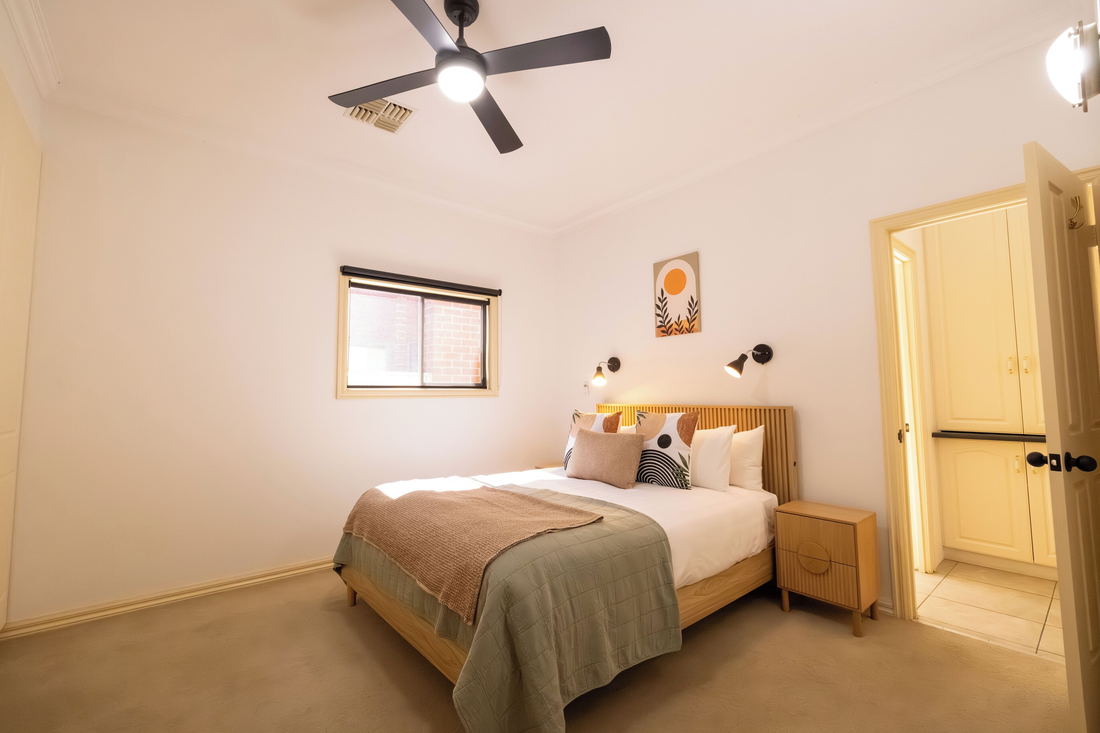 House | Premium bedding, blackout drapes, iron/ironing board, free WiFi