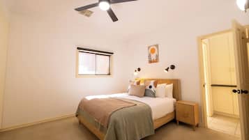 House | Premium bedding, blackout drapes, iron/ironing board, free WiFi