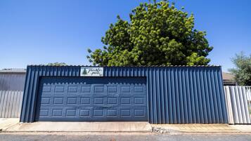 Puerta de garaje azul con un letrero que dice 'private pine'.
