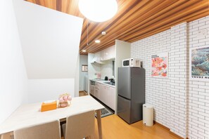 Private kitchen - Recommended for USJ, Osaka Sight Seeing,Newly Reno! 5min walk to station. 2bed (Osaka)
