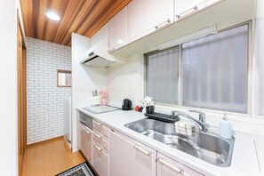 Private kitchen - Recommended for USJ, Osaka Sight Seeing,Newly Reno! 5min walk to station. 2bed (Osaka)