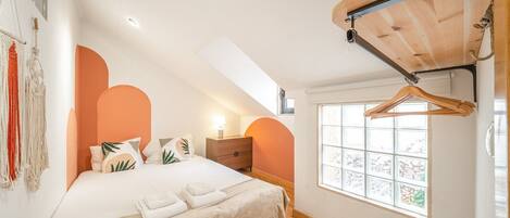 2 bedrooms, iron/ironing board, internet, bed sheets