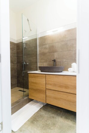 Secadora de cabello, toallas, jabón, papel de baño 