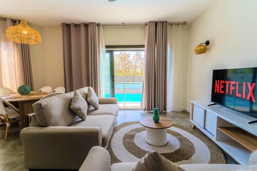 Salty Breeze - Fast WiFi, Stylish 3BR Apt with Pool Near Flic en Flac