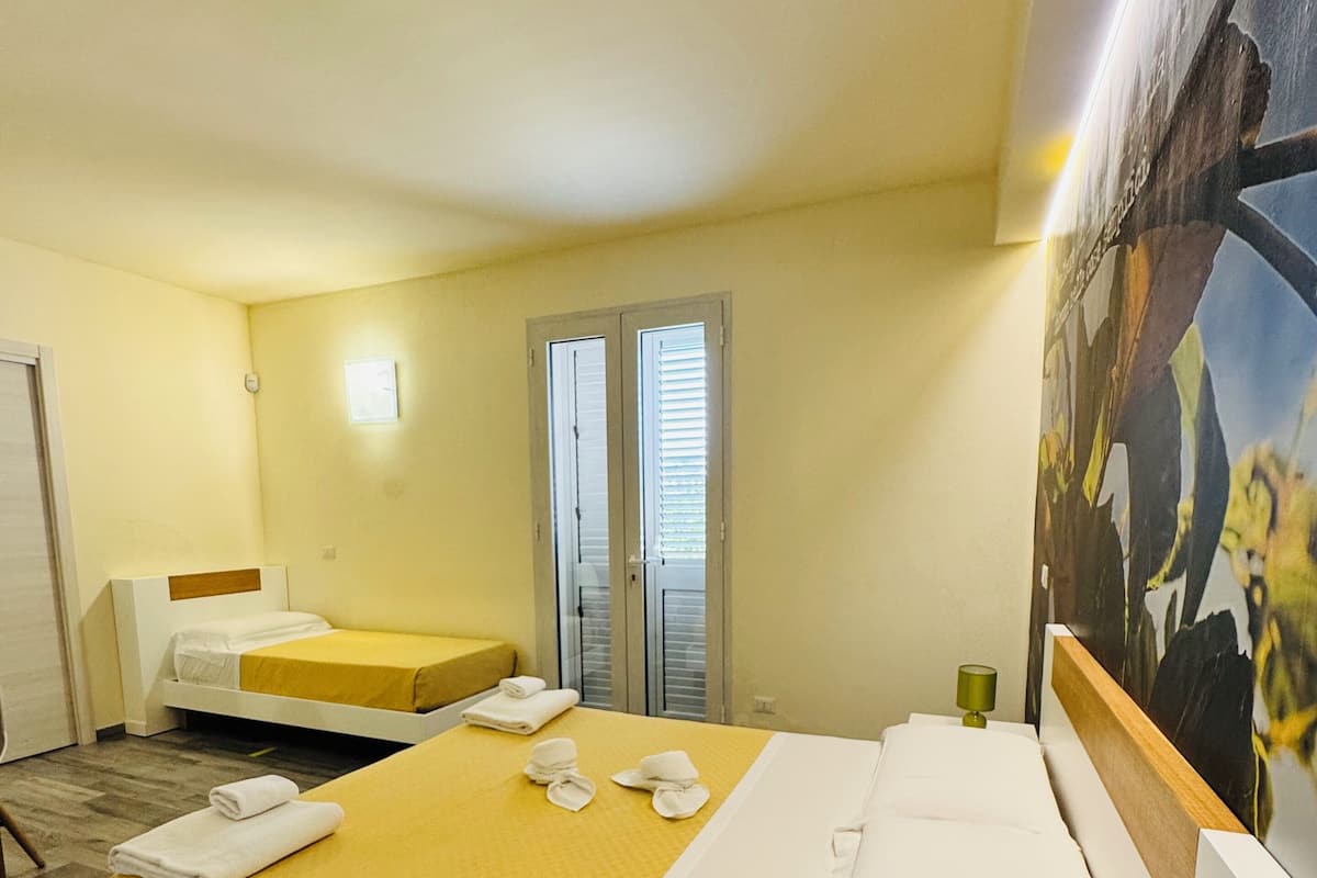 Phòng 3 tiện nghi đơn giản, quang cảnh hồ bơi