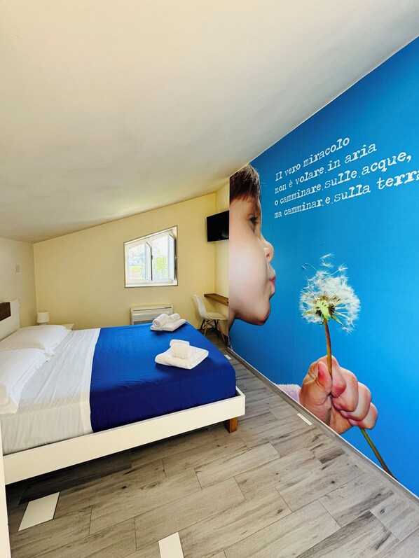 Deluxe-Vierbettzimmer | Verdunkelungsvorhänge, Bügeleisen/Bügelbrett, kostenloses WLAN