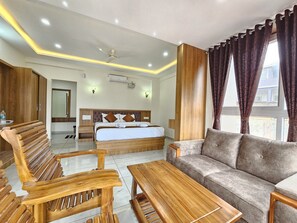 Deluxe Double Room - Navarathna Comforts (Madikeri)