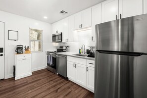 Private kitchen - Fox Tail Retreat in the Heart of Downtown Phoenix (Phoenix)
