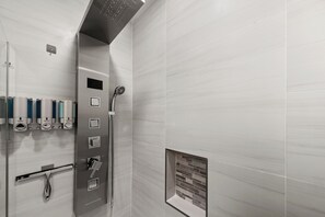 Hair dryer, towels, soap, toilet paper - Fox Tail Retreat in the Heart of Downtown Phoenix (Phoenix)