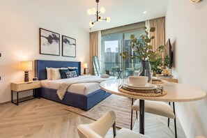 In-room safe, iron/ironing board, free WiFi, bed sheets - Studio Overlooking the Pool with a View of the Burj Khalifa Tip (Dubai)