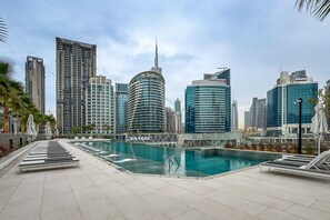 Pool - Studio Overlooking the Pool with a View of the Burj Khalifa Tip (Dubai)