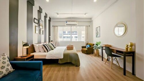 Industrial Loft Sukhumvit 3-Bedroom Designer House - 2 Min to BTS Bang Chak