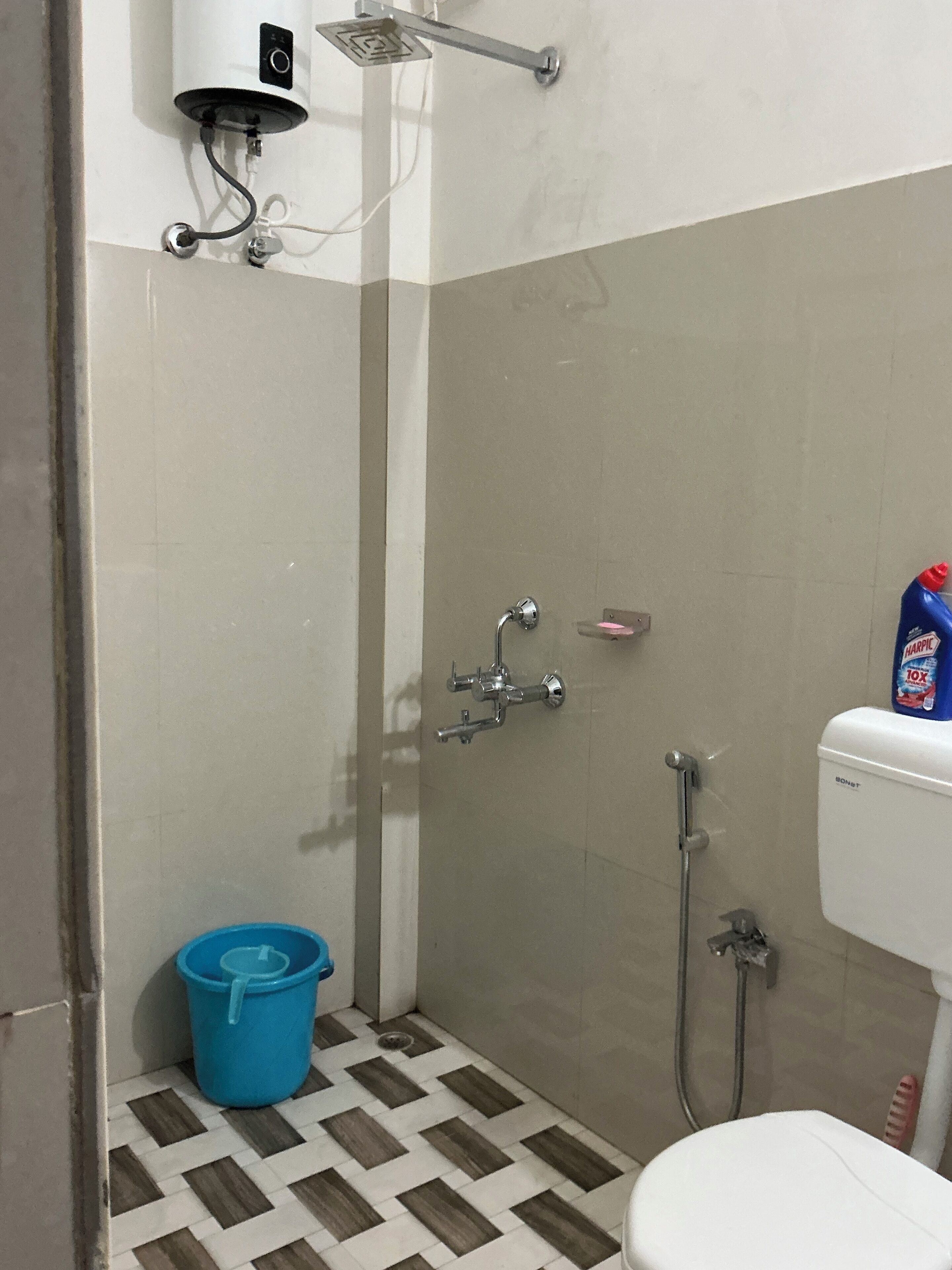 Quarto solteiro, sacada | Banheiro | Chuveiro, toalhas de banho, sabonete 