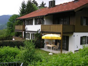 Outdoor dining - Vacation apartment 1-4 persons, 58 sqm, 1 separate bedroom, terrace with view (Schönau am Königssee)