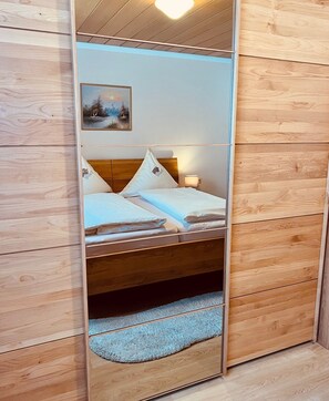 Bed sheets, wheelchair access - Vacation apartment 1-4 persons, 58 sqm, 1 separate bedroom, terrace with view (Schönau am Königssee)
