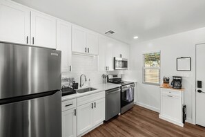 Private kitchen - Gorgon Retreat in the Heart of Downtown Phoenix (Phoenix)