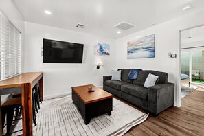 Living area - Gorgon Retreat in the Heart of Downtown Phoenix (Phoenix)