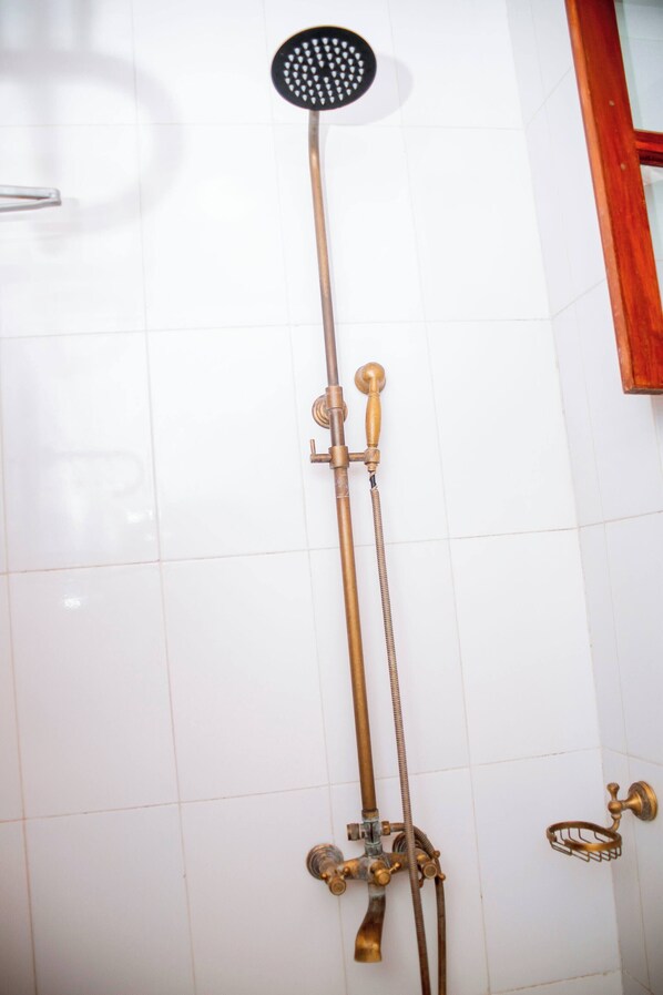 Een douche, een haardroger, handdoeken