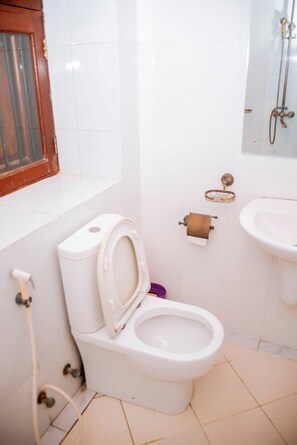 Een douche, een haardroger, handdoeken