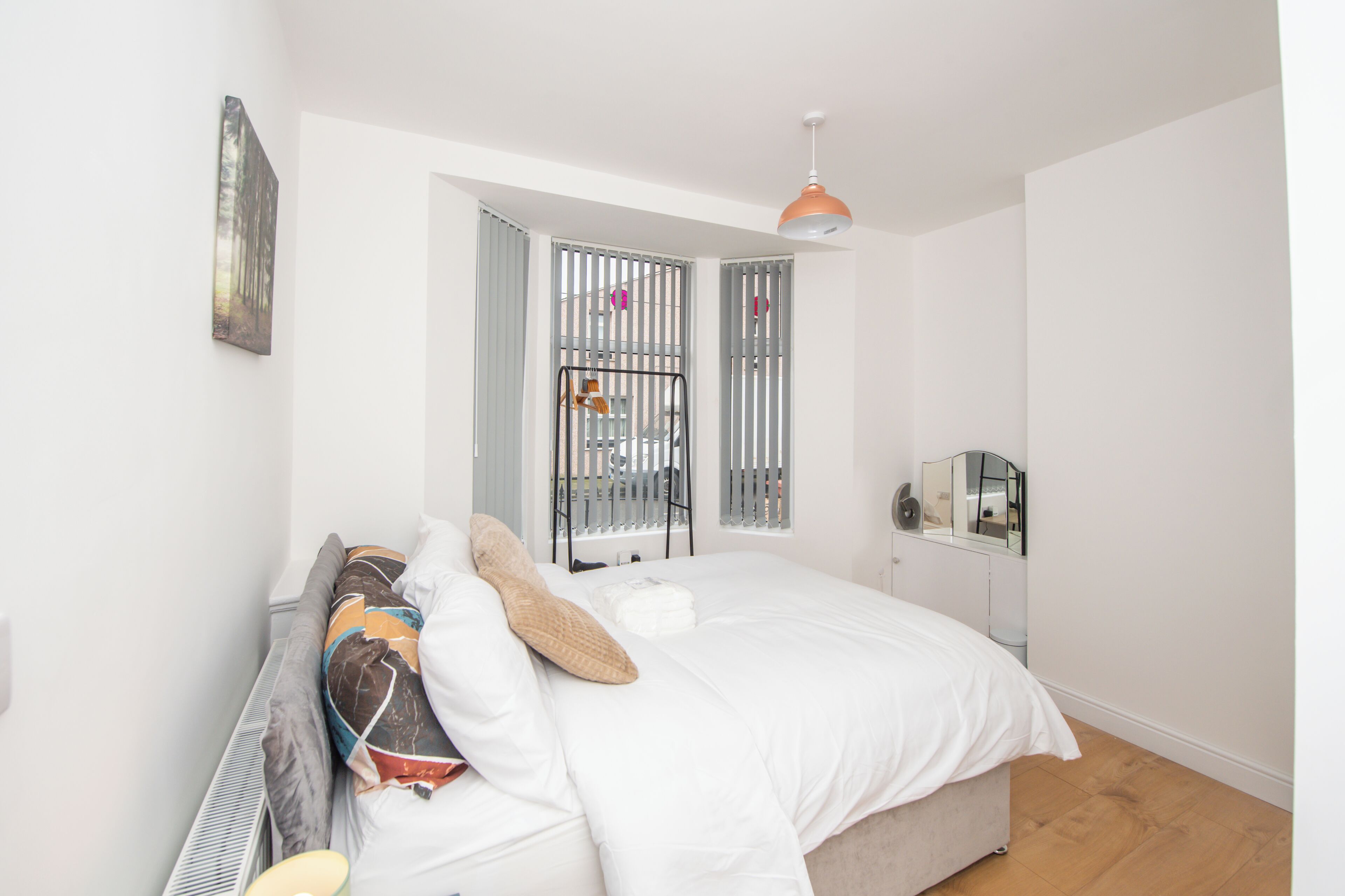 4 bedrooms, iron/ironing board, WiFi, bed sheets