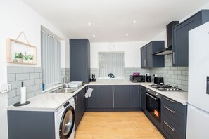 Private kitchen - Whole Modern 4Bedroom Home|Sleeps 10| Free Parking| Liverpool (Bootle)