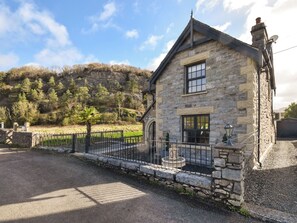 Property grounds - 3 bedroom accommodation in Grange-over-Sands (Grange-over-Sands)