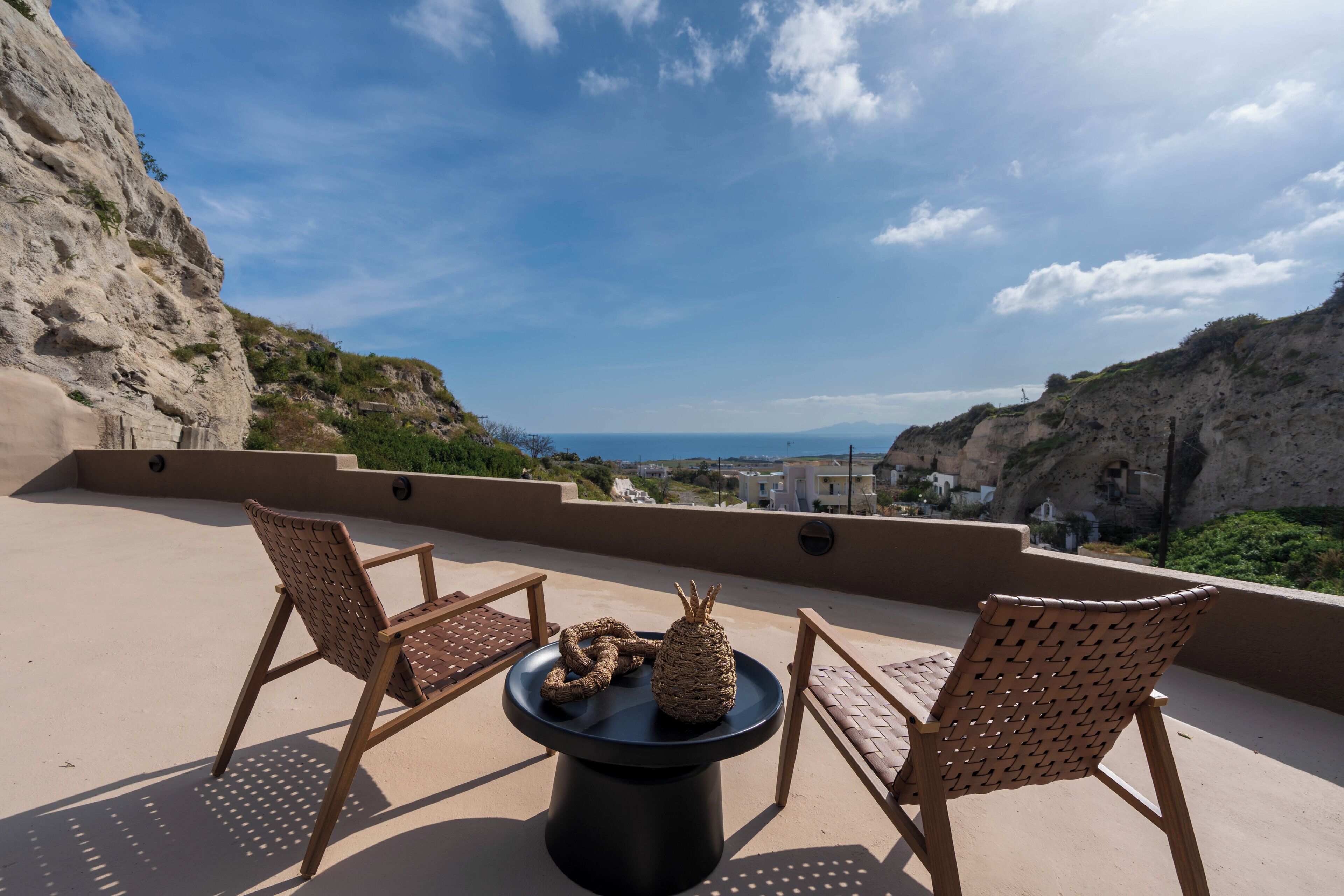 Litheos Luxury Cave Villa | Vista do quarto