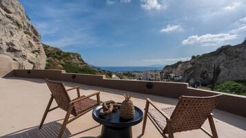 Litheos Luxury Cave Villa | Vista do quarto