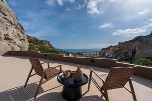 Litheos Luxury Cave Villa | Vista do quarto