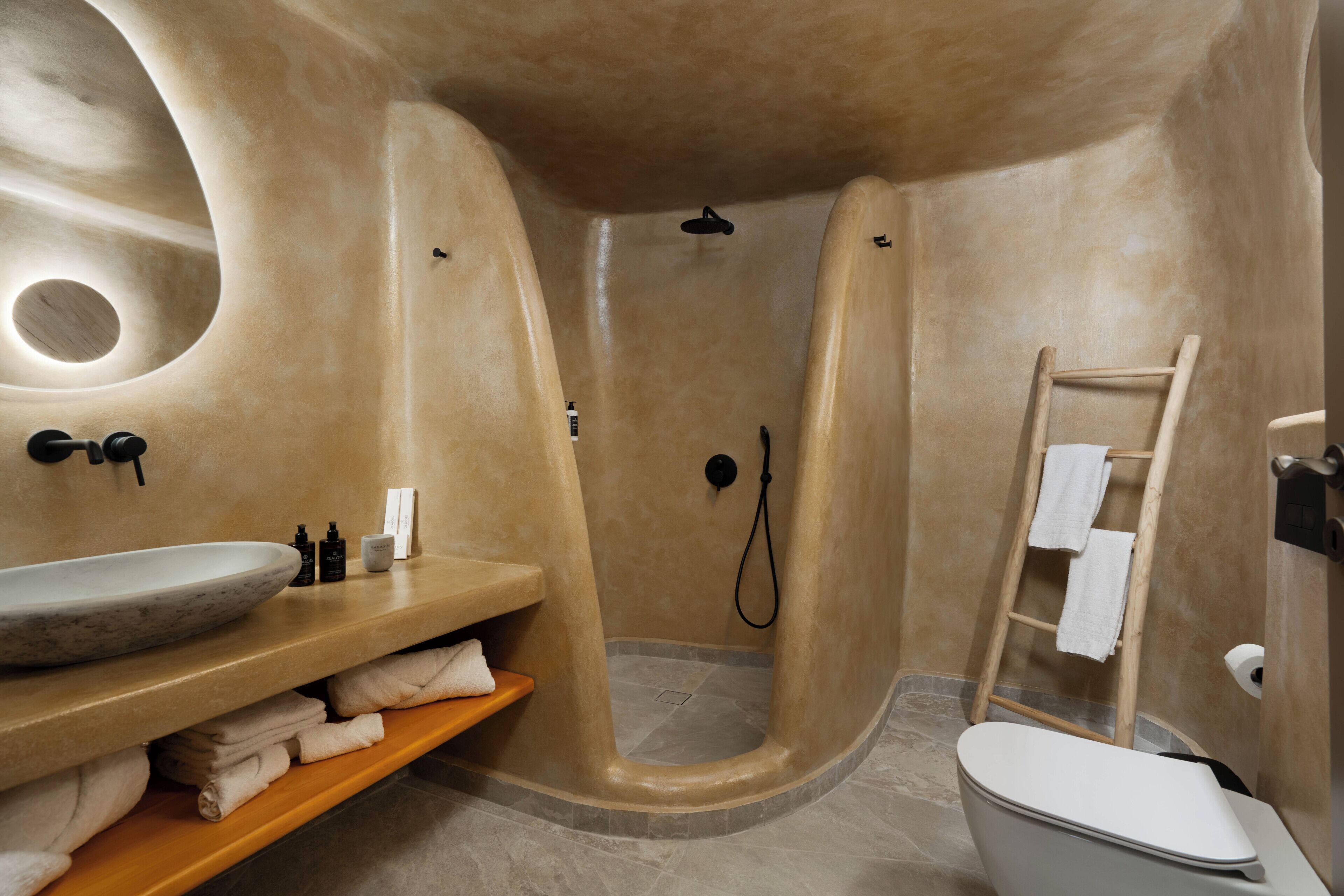 Litheos Luxury Cave Villa | 浴室 | 淋浴设施、大花洒淋浴喷头、免费洗浴用品、吹风机