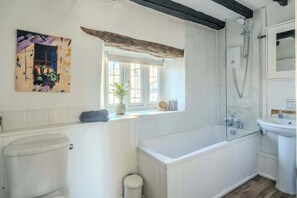 Shower, hair dryer, towels, shampoo - Period Charm in the Heart of the Cotswolds (Gloucestershire)