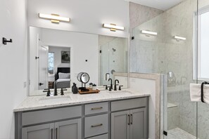 Shower, hair dryer, towels - Rooftop Lounge + Firepit + Game Room + Mini Golf | Cliffside Social (Nashville)