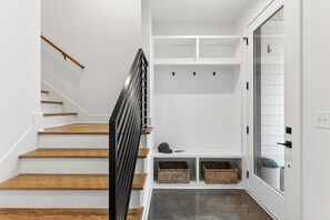 Interior - Rooftop Lounge + Firepit + Game Room + Mini Golf | Cliffside Social (Nashville)