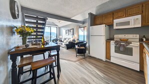 Une cuisine moderne avec des meubles en bois, un four à micro-ondes et un réfrigérateur.