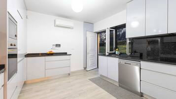Geladeira, micro-ondas, fogão, cooktop