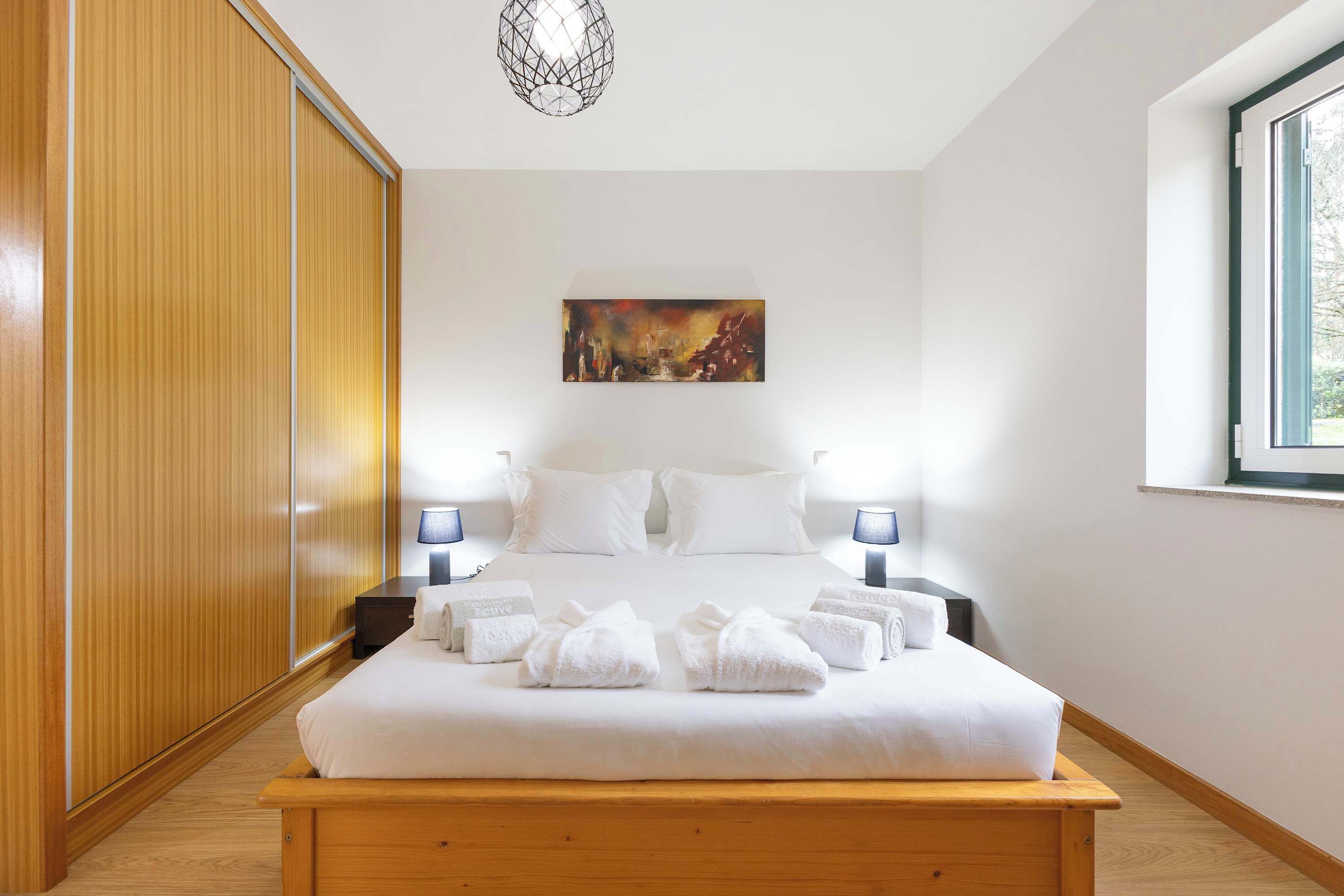 3 quartos, ferros/tábuas de passar roupa, Wi-Fi, roupa de cama