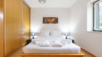 3 quartos, ferros/tábuas de passar roupa, Wi-Fi, roupa de cama