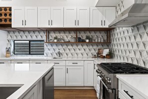 Fridge, microwave, oven, stovetop - Near Downtown | Modern Design + Patio + Group-Friendly | Oak Haus by AvantStay (Austin)