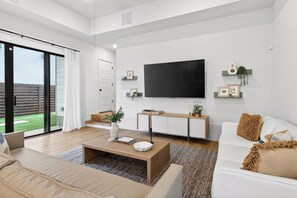 Smart TV - Near Downtown | Modern Design + Patio + Group-Friendly | Oak Haus by AvantStay (Austin)