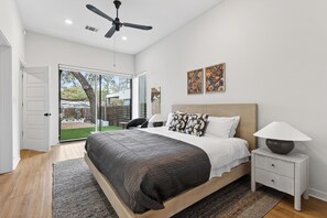 4 bedrooms, free WiFi, bed sheets, wheelchair access - Near Downtown | Modern Design + Patio + Group-Friendly | Oak Haus by AvantStay (Austin)