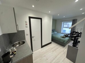 Room - 1066 Apart Hotel - Double room with en-suite 2 (Hastings)