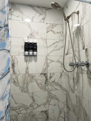 Een douche, een haardroger, handdoeken, zeep