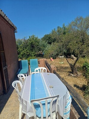 Outdoor dining - Village house with breathtaking views (Sari-Solenzara)