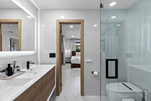Shower, hair dryer, towels - Mins to Beach + Screened Pool + Firepit | Near World Cup 2026 | Soleil Oasis (Fort Lauderdale)